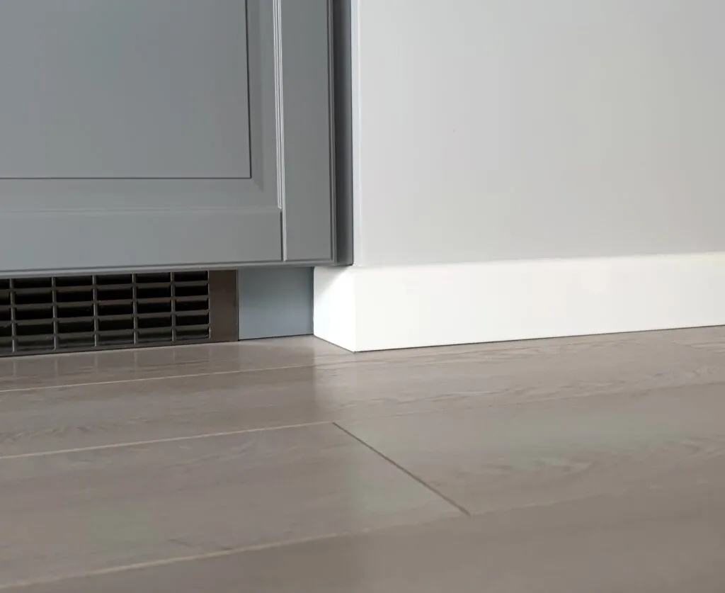 Listwa przypodłogowa poliuretanowa Mardom Decor MD234, biała wym. 200 x 1.4 x 7.8 cm, z PolyForce