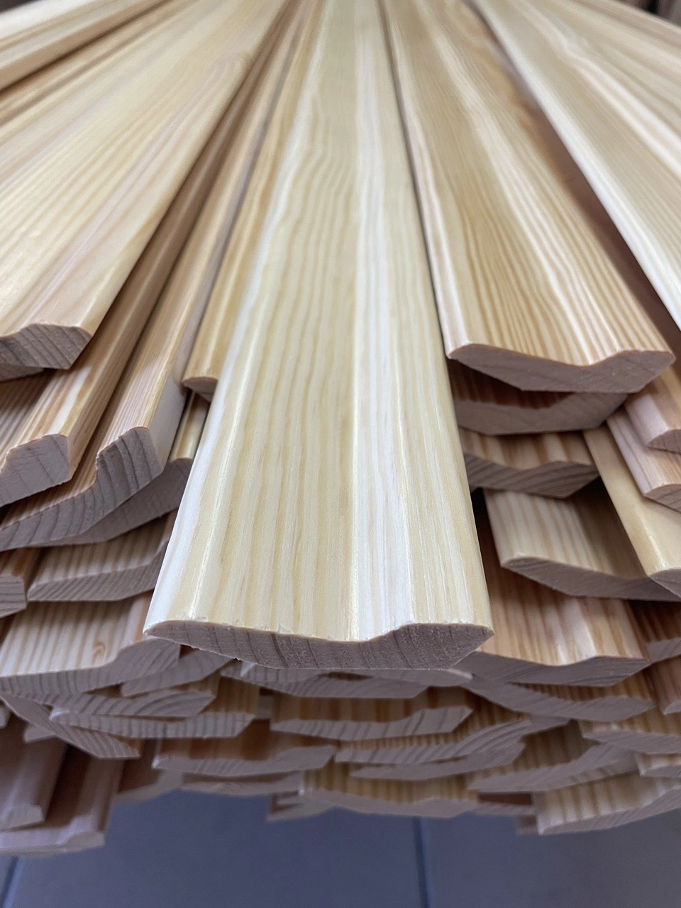 Listwa przypodłogowa fornirowana lakierowana LP60 (240 cm x 5 cm x 3 cm) sosna