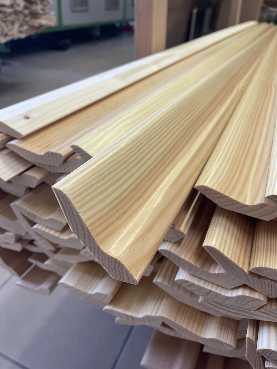 Listwa przypodłogowa fornirowana lakierowana LP60 (240 cm x 5 cm x 3 cm) sosna