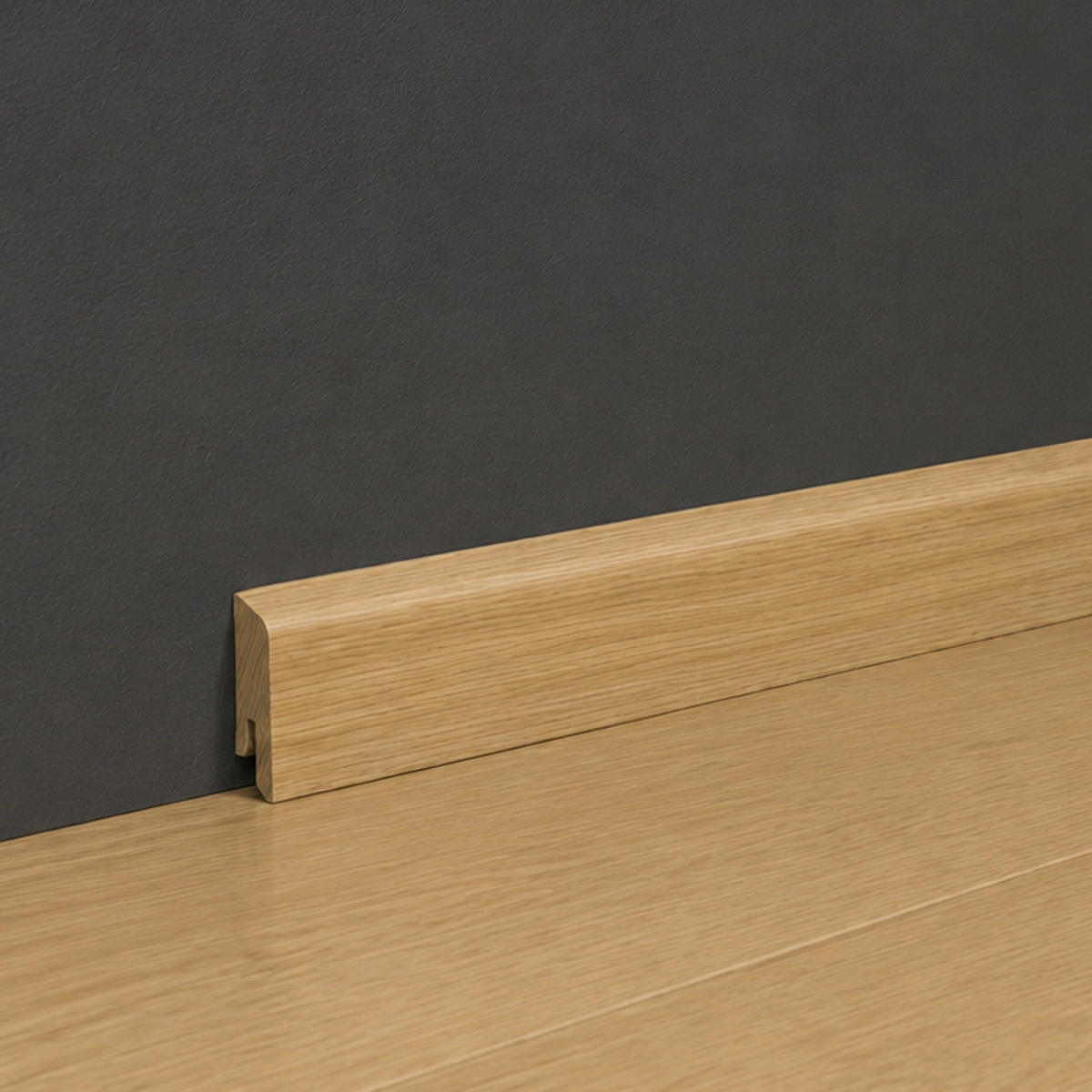 Listwa przypodłogowa drewniana 40x15 mm - dąb europejski lakierowany